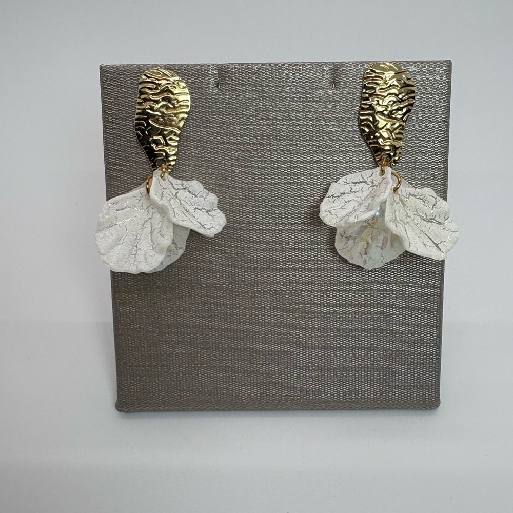 White Flower Petal Shell Dangle Fashion Earrings In Gold Tone, Brand New